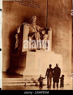 Statues d'Abraham LincolnLincoln Memorial . orationEugene Gaffney mention honorable — vingt et unième compétition annuelle. Le sanctuaire des libertés %$% et un demi-million de personnes qui se tiennent chaque année avant cette impressionnante statue austère au mémorial d'AbrahamLincoln à Washington, D. C, pourrait être un groupe plus dramatique que ce soldat, ses deux enfants et son père? En temps de guerre, ils ont présenté les Américains au sanctuaire des libertés. Jeudi, anniversaire de Lincolns, l'ensemble de la nation saule rappelé, de ce refuge dans lequel beaucoup d'Americansqui aiment le pays et Dieu ont trouvé l'inspiration andir Banque D'Images