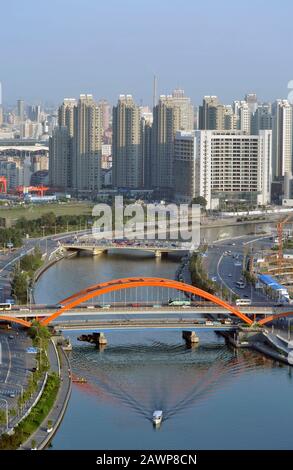 Vue le long de la rivière Haihe vers le centre de Tianjin, avec le pont de Jingang au premier plan, comme vu de la roue ferris de Tianjin Eye. Banque D'Images