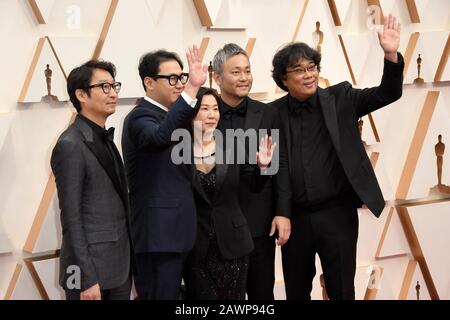 Le rédacteur en chef Yang Jin-Mo, l'écrivain Jin A Remporté Han, le producteur Kwak Sin-ae, le créateur de production Ha-jun Lee et le cinéaste Bong Joon Ho qui marchaient sur le tapis rouge lors du 92ème Prix annuel de l'Académie qui s'est tenu au Dolby Theatre à Hollywood, en Californie, le 9 février 2020. (Photo de Athanlee B. Mirador/Sipa États-Unis) Banque D'Images