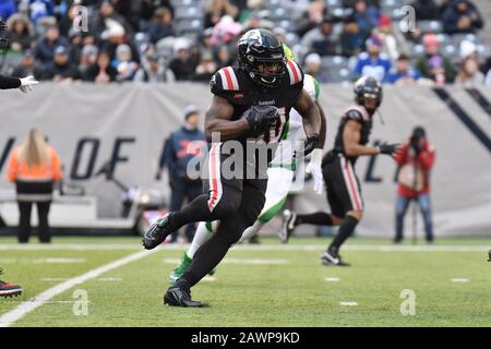 East Rutherford, New Jersey, États-Unis. 9 février 2020. Tim Cook III (20) des gardiens de New York porte le ballon pendant un match contre les Vipers de Tampa Bay au stade MetLife le 09 février 2020 à East Rutherford, New Jersey. Gregory Vasil/Cal Sport Media/Alay Live News Banque D'Images