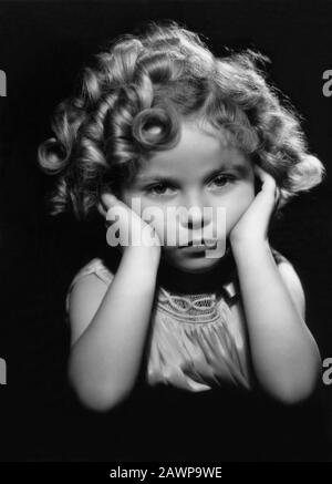 1936 CA , USA : L'enfant actrice SHIRLEY TEMPLE ( née Santa Monica , CA 1928 ) , pubblica Still - FILM - CINÉMA - portrait - ritrato - Banque D'Images