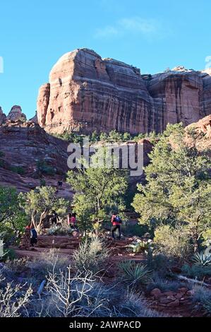 Des randonneurs éloignés sur Cathedral Rock Trail près de Sedona, Arizona, tôt le matin, le jour d'hiver clair. Banque D'Images