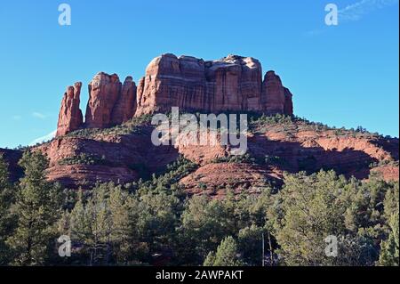 Cathedral Rock à Sedona, Arizona au lever du soleil, un matin d'hiver clair de la Cathedral Rock Trail. Banque D'Images