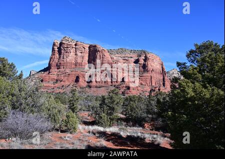 Formation rocheuse du palais de justice Butte près d'Oak Creek, Arizona, le matin d'hiver clair. Banque D'Images