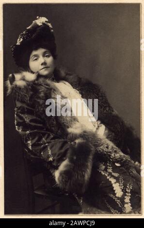 1895 CA, Paris , FRANCE : l'actrice YVETTE GUILBERT ( 1867 - 1944 ) , modèle du peintre français le plus célèbre Henry de TOULOUSE - LAUTREC ( 1864 - 1 Banque D'Images