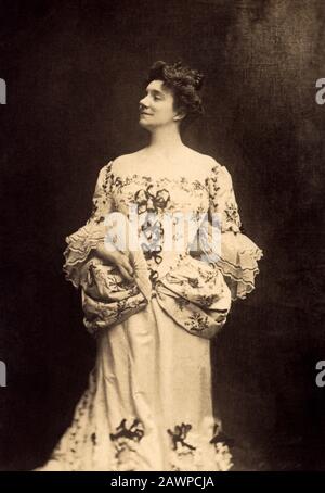 1895 CA, Paris , FRANCE : l'actrice YVETTE GUILBERT ( 1867 - 1944 ) , modèle du peintre français le plus célèbre Henry de TOULOUSE - LAUTREC ( 1864 - 1 Banque D'Images