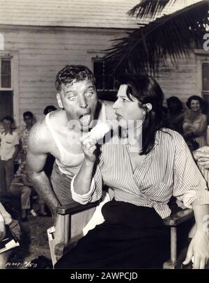 1955 , Etats-Unis : l'actrice italienne ANNA MAGNANI ( 1908 - 1973 ) avec BURT LANCASTER ( 1913 - 1994 ), dans une pubblica encore par Paramount Pictu Banque D'Images