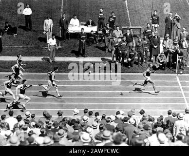 1936 , BERLIN , ALLEMAGNE : le coureur noir James Cleveland JESSE OWENS ( 1913 – 1980 ) avec le maillot DE L'OHIO. Était une piste et un terrain Afro-américains Banque D'Images