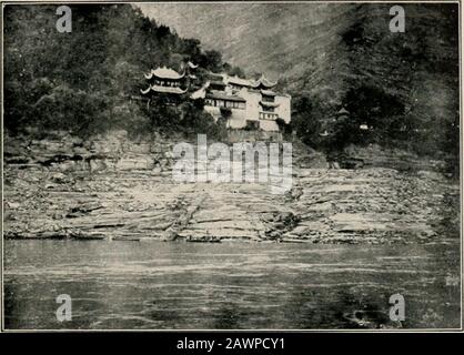 La grande rivière ; l'histoire d'un voyage sur le Yangtze Kiang . ntion d'un million de manières de contourner les régu-lations, et la culture de la flamboyante, racontée-taleppy derrière la matière-regardant des haricots, les zones inondées de trottoirs, et dans les vallées hors-du-chemin andglens. Mais c'était une campagne la plus réussie pour allça. Le tabagisme d'opium a été fait de manière surreptieuse andit est devenu un péché^nnadmis parmi les classes supérieures.Il a impliqué une perte de visage. Les sociétés anti-opium ont fait des entorses sur tout le territoire et le gouvernement britannique a accepté de réduire les exportations d'opium indien vers la Chine en raison de la proportion d'acertain de chaque y Banque D'Images