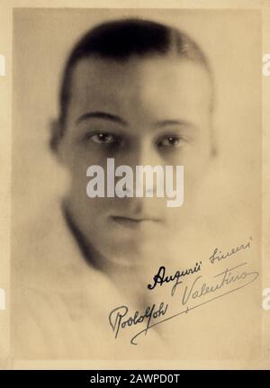 1921, LOS ANGELES , États-Unis : l'acteur italien de cinéma silencieux RUDOLPH VALENTINO ( 1895 - 1926 ) a signé la pubblica encore pour les fans . Utilisation à temps si Banque D'Images