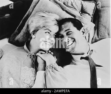 1959, USA : L'actrice et chanteuse DORIS DAY ( née Doris Mary Ann Kappelhoff , née le 3 avril 1924 à Cincinnati, Ohio, USA ) avec ROCK HUDSON , pubblica Banque D'Images