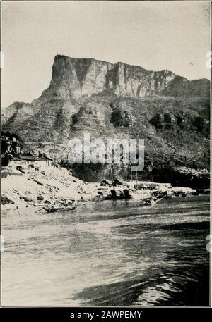 La grande rivière ; l'histoire d'un voyage sur le Yangtze Kiang . t les wallto nous lapassent. Nous avons été soudainement surpris par la vue d'un regard affamé et effrayant. Il avait cessé de nous laisser goby. Son souffle était rapide et flambrant. Nous avons remarqué qu'il tenait dans sa paume ouverte deux squatareblocks Uttle de bois. Sur chaque bloc était une goutte brun foncé, transparente, ressemblant au caramel ou au sirop de mélasse. Itait opium. Il y a des années, lorsque la lutte a été menée sur l'opium à Foochow, l'un des régulationsconcernant son transport était que le fumeur transporte ouvertement son opium dans les rues. Il ne porte pas Banque D'Images