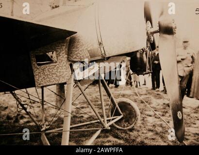 Fokker E. 111 (M.14V) monoplan descendant derrière les lignes alliées en France, première Guerre mondiale (29932621802). Banque D'Images