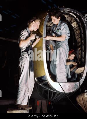 Riveters au travail sur Le Fuselage du Liberator Bomber, Consolidated Aircraft Corp., fort Worth, Texas, États-Unis, photographie de Howard R. Hollem, U.S. Office of War information, octobre 1942 Banque D'Images