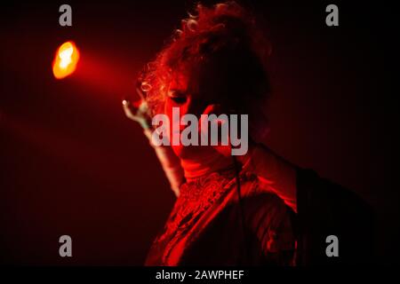 Le groupe pop belge SX singerr, Stefanie Callebaut, est vu en direct au Hard Club de Porto. Banque D'Images