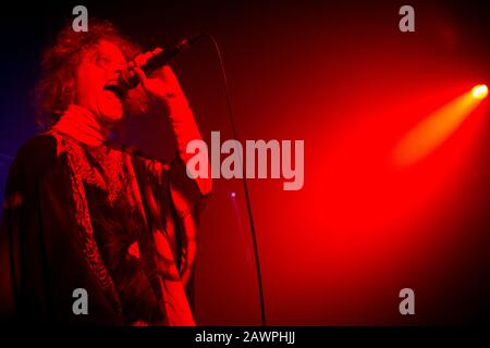 Le groupe pop belge SX singerr, Stefanie Callebaut, est vu en direct au Hard Club de Porto. Banque D'Images