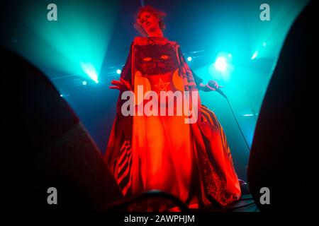 Le groupe pop belge SX singerr, Stefanie Callebaut, est vu en direct au Hard Club de Porto. Banque D'Images