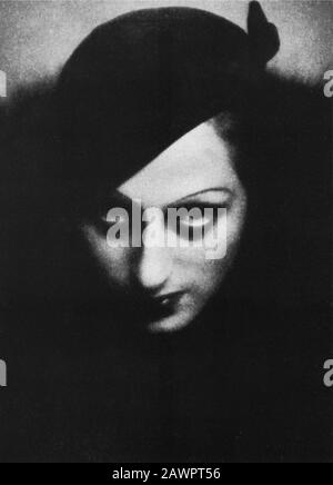 1933 CA , ROMA , ITALIE : l'actrice italienne ANNA MAGNANI ( 1908 - 1973 ) quand était une jeune actrice de théâtre - CINÉMA - FILM - PORTRAIT - RITR Banque D'Images