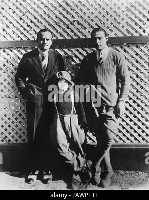 1921 CA, LOS ANGELES , USA : L'acteur italien de cinéma silencieux RUDOLPH VALENTINO ( 1895 - 1926 ) avec les acteurs DOUGLAS FAIRBANKS Sr. E JACKIE COOGAN o Banque D'Images