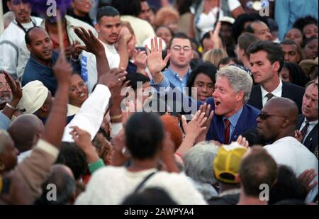 2000 , Los Angeles , États-Unis : le président des États-Unis William Jefferson BILL CLINTON salua les gens dans une foule à un ' Sortir Du Vote ' Rally à Los Ang Banque D'Images
