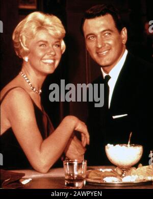 1959 , Etats-Unis : L'actrice et chanteuse DORIS DAY avec ROCK HUDSON , pubblica Still pour le film TAIE D'OREILLER TALK ( il Letto racconta ) de Michael Gordon Banque D'Images