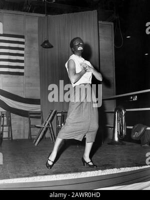 1951, États-Unis : L'actrice et chanteuse DORIS DAY ( née Doris Mary Ann Kappelhoff , née le 3 avril 1924 à Cincinnati, Ohio, États-Unis ), sur l'ensemble avec blackface Cincinnati Banque D'Images