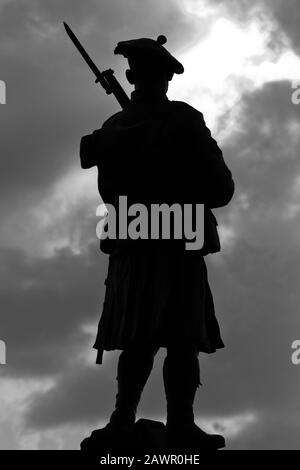 Gros plan d'une statue d'un sergent de la montre noire de la première Guerre mondiale conçue par le sculpteur d'Édimbourg Alan Herriot au Black Watch Corner à Zonnebeke, Belgique Banque D'Images