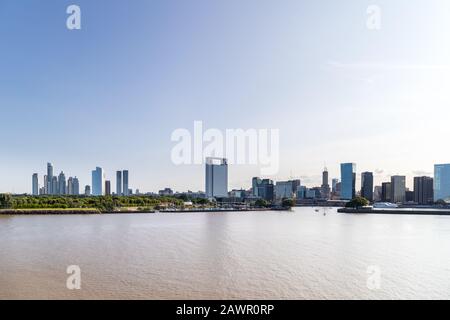 Buenos Aries Argentine-19 janvier 2020: Vue sur la ligne d'horizon de Buenos Aries depuis le port. Banque D'Images