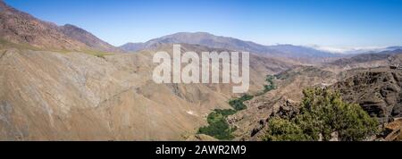Vue panoramique en grand angle sur les montagnes depuis le Haut Atlas, Maroc Banque D'Images