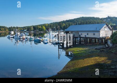 Tôt le matin au-dessus de la baie protégée de Gig Harbor, Washington avec ciel bleu et de jolis nuages blancs Banque D'Images