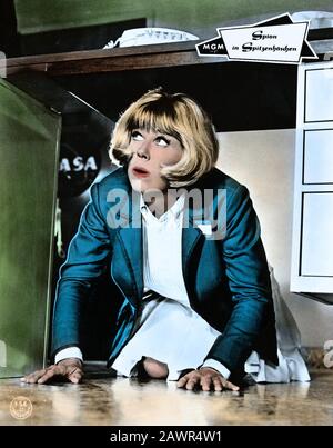 1965, USA : l'actrice et chanteuse DORIS DAY ( 1924 - 2019 ), original ALLEMAGNE photos de pubblica pour le film ' Le bateau À Fond de verre ( Spy In Lace Banque D'Images