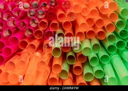 Gros plan de pailles à boire multicolores empilées sur le les uns les autres Banque D'Images