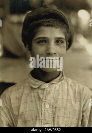 1908 , août, Cincinnati. Cincinnati, Ohio, États-Unis : L'Un Des Newsies Au Pique-Nique Des Newsboys, Cincinnati, Ohio. - NEWSBOYS PAR LEWIS HINE ( 1874 - 1 Banque D'Images