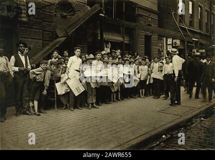 1908 , Août, Cincinnati, Ohio, États-Unis : En Attente Du Signal. Newsboys, à partir de base-ball extra . 17 H, Times Star Office, Cincinnati, O Banque D'Images