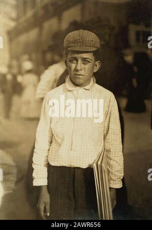 1908 , août, Indianapolis, Etats-Unis : Newsboy. Indianapolis, Indiana .- NEWSBOYS de LEWIS HINE ( 1874 - 1940 ) - - BAMBINI -- LAVORATORI - BAMBINO - CH Banque D'Images