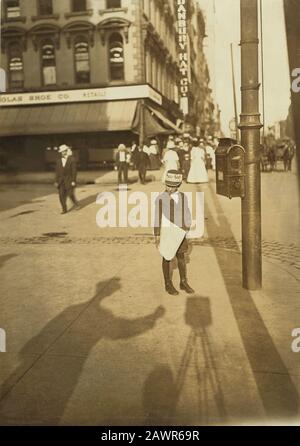 1908 , août, Indianapolis, Indiana , États-Unis :John Howell, un newsboy d'Indianapolis, fait $.75 certains jours. Commence à 6 h, le dimanche. (Vit à 215 W. M Banque D'Images