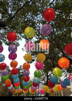 Les lanternes colorées Handmade Fabric pour la nouvelle année chinoise Banque D'Images