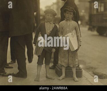 1915 , mai, LOS ANGELES , CALIFORNIE , États-Unis : un nouveau-né de 9 ans et son frère de 7 ans 'Red.' Un spécimen Difficile de los Angeles newsboys - NEWSBOYS Banque D'Images