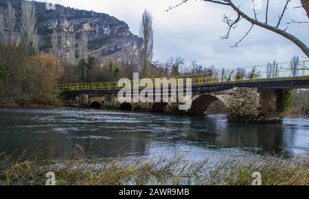 Pont d'arche au-dessus de la rivière entouré de rochers à Krka Parc national de Croatie Banque D'Images