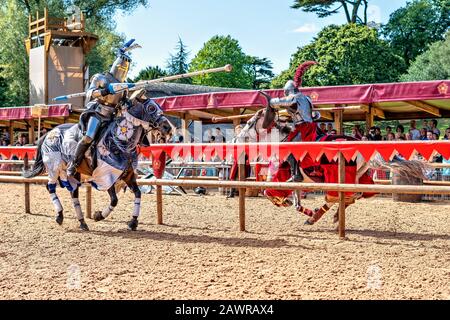 Warwickshire, ROYAUME-UNI - 23 août 2019 : Chevaliers Jousting au château de Warwick, pour la promulgation de la « Guerre des roses » Banque D'Images