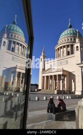 Potsdam, Allemagne. 05 février 2020. Le Nikolaikirche sur la Markt de l'Alter se reflète dans un panneau de verre. Le bâtiment sacré nommé d'après Saint-Nicolas dans le style classicien a été construit selon les plans de Karl Friedrich Schinkel entre 1830 et 1837. L'église protestante Saint-Nicolas est sous une protection monumentale. Ici des services d'église, des concerts et des événements ont lieu. Crédit: Jens Kalaene/dpa-Zentralbild/ZB/dpa/Alay Live News Banque D'Images