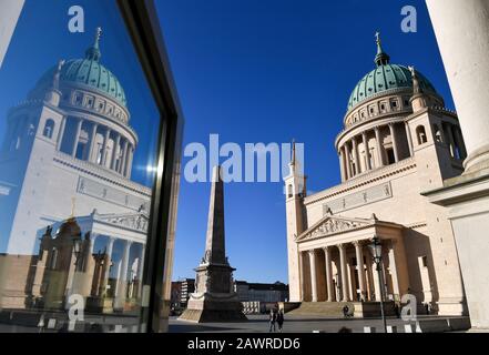 Potsdam, Allemagne. 05 février 2020. Le Nikolaikirche sur la Markt de l'Alter se reflète dans un panneau de verre. Le bâtiment sacré nommé d'après Saint-Nicolas dans le style classicien a été construit selon les plans de Karl Friedrich Schinkel entre 1830 et 1837. L'église protestante Saint-Nicolas est sous une protection monumentale. Ici des services d'église, des concerts et des événements ont lieu. Crédit: Jens Kalaene/dpa-Zentralbild/ZB/dpa/Alay Live News Banque D'Images