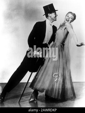 1935 : FRED ASTAIRE ( 1899 - 1987 ) avec GINGEMBRE ROGERS ( né en 1911 ) dans le film TOP HAT ( Cappello a cilindro ). - DANZA - DANSE - CINÉMA Banque D'Images