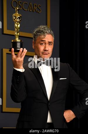 Taika Waititi avec son meilleur jeu D'écran Adapté Oscar pour Jojo Rabbit dans la salle de presse au 92ème Academy Awards tenu au Dolby Theatre à Hollywood, Los Angeles, États-Unis. Banque D'Images