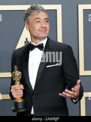 Los Angeles, États-Unis. 9 février 2020. Taika Waititi, gagnante du prix Adapté de jeu d'écran pour 'Jojo Rabbit', apparaît en coulisses avec son Oscar lors de la 92ème édition annuelle des Academy Awards à l'hôtel Loews Hollywood dans la section hollywoodienne de Los Angeles le dimanche 9 février 2020. Photo de John Angelillo/UPI crédit: UPI/Alay Live News Banque D'Images