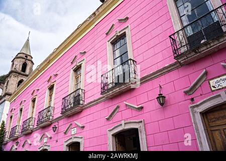 Le Parroquia de San Simón Apostol et l'Hôtel jardin rose sur la Plaza de la Constitucion à Angangueo, Michoacan, Mexique. Angangueo est une petite ville de montagne éloignée et le point d'entrée au sanctuaire des papillons de Monarch de la Sierra Chincua. Banque D'Images