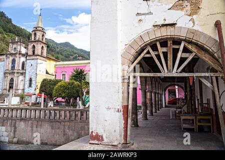 La Parroquia de San Simón Apostol sur la Plaza de la Constitucion à Angangueo, Michoacan, Mexique. Angangueo est une petite ville de montagne éloignée et le point d'entrée au sanctuaire des papillons de Monarch de la Sierra Chincua. Banque D'Images