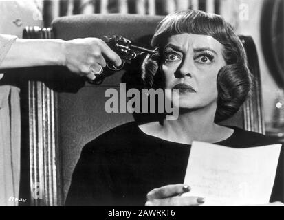 L'actrice américaine BETTE DAVIS ( 1908 - 1989 ) dans QUI EST ENTERRÉ DANS MA TOMBE? ( 1964 - SONNERIE MORTE - Chi giace nella mia bara? ) Par Paul He Banque D'Images