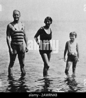 1925 CA , ANTIBES , France : l'écrivain américain FRANCIS SCOTT FITZGERALD ( 1896 - 1940 ) avec la femme Zelda Sayre et la fille Scottie en rivie française Banque D'Images