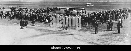 1927 , 22 mai , PARIS , FRANCE : le héros aviateur américain Charles Augustus LINDBERGH ( Detroit 1902 - Ile de Maui , Hawai 1974 ) avec L'ESPRIT de SAI Banque D'Images